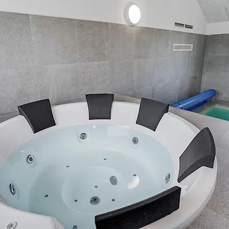 Luxury Pool Retreat In Kegnaes *